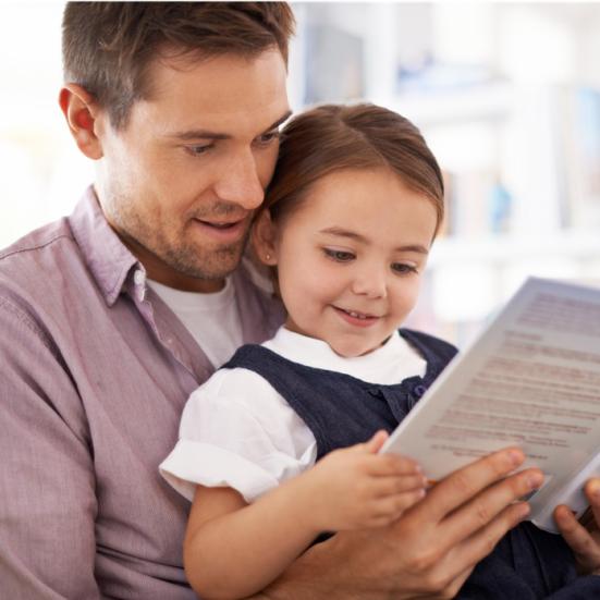 Far og datter læser sammen