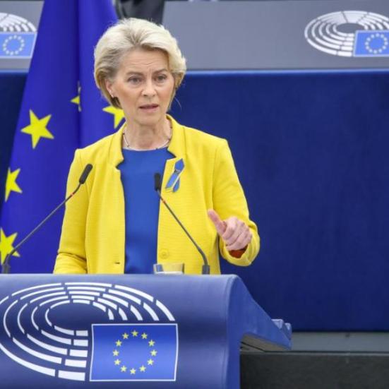 Kvinde på talerstol