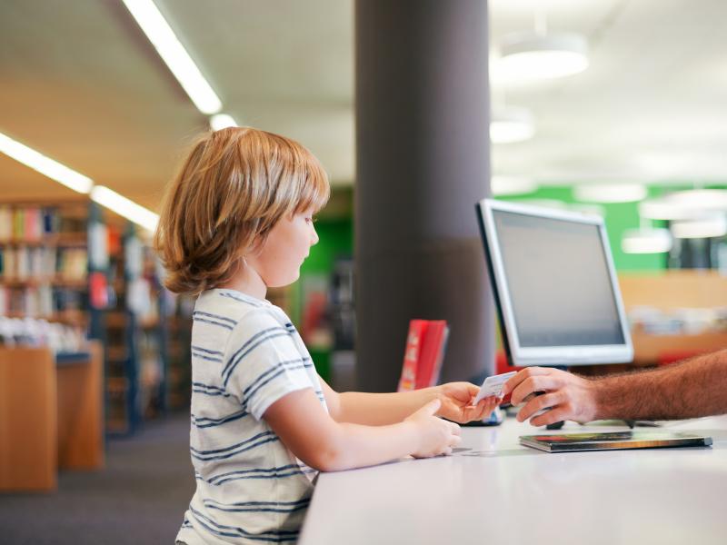 Dreng modtager lånerkort