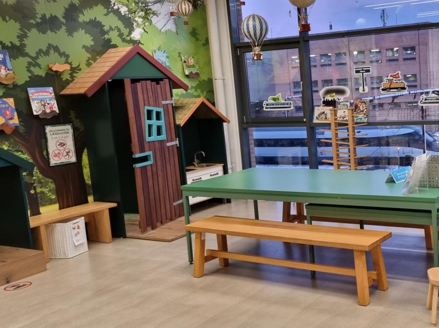 En del af Læsehavens stakitområde med plads til madpakkespisning